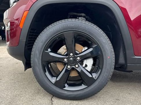 New 2025 Jeep Grand Cherokee Limited w/ Black Appearance Package image 9