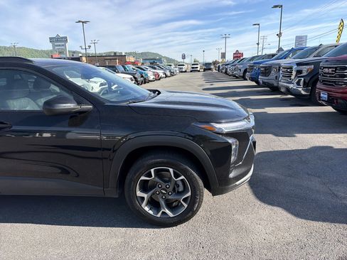 Used 2024 Chevrolet Trax LT FWD image 4