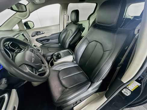 Used 2024 Chrysler Pacifica Touring-L FWD image 13