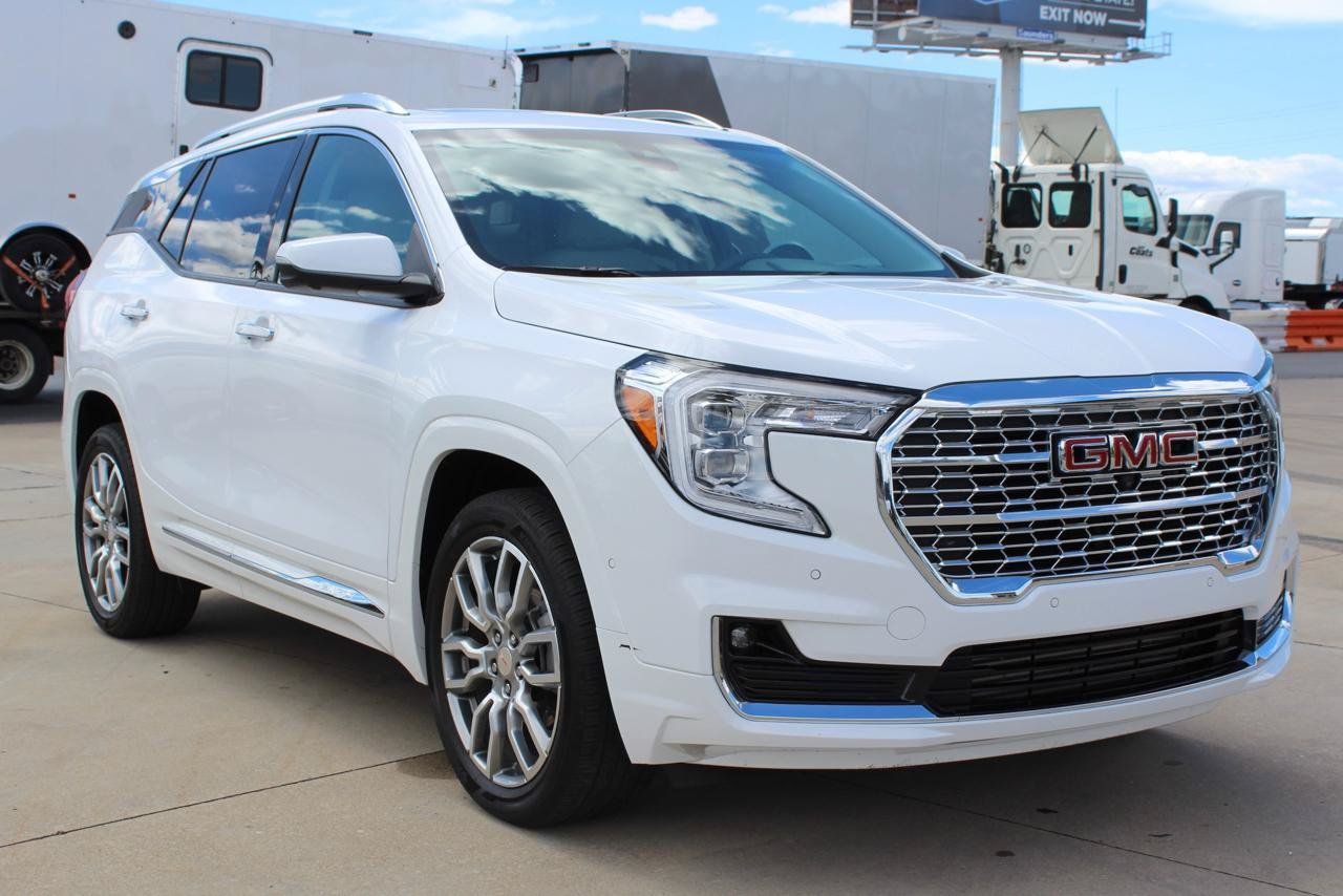 Used 2024 GMC Terrain Denali w/ Denali Premium Package AWD/4WD image 33