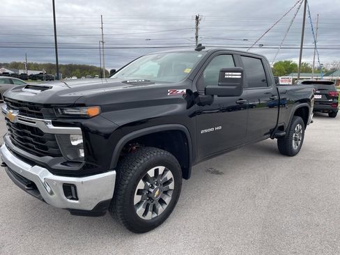 Used 2025 Chevrolet Silverado 2500 LT AWD/4WD image 3