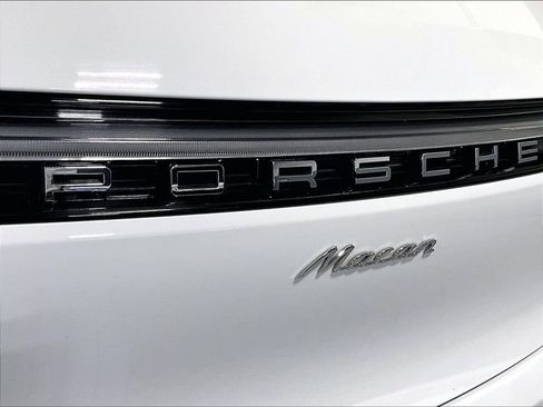 Certified 2022 Porsche Macan image 33