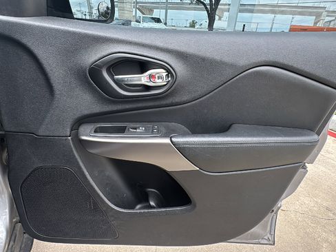 Used 2019 Jeep Cherokee Latitude Plus FWD image 26