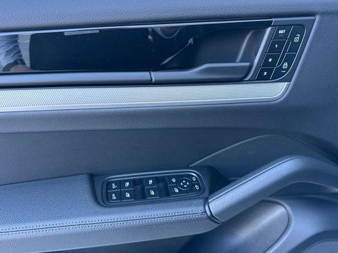 Used 2025 Porsche Cayenne Coupe image 12