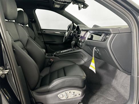 Certified 2026 Porsche Macan AWD/4WD image 28