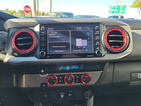 Used 2021 Toyota Tacoma TRD Sport image 19