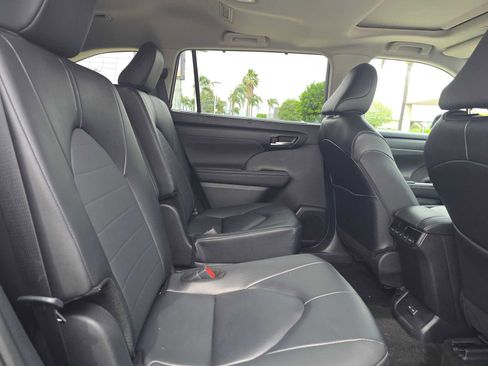 Certified 2025 Toyota Highlander XLE FWD image 12