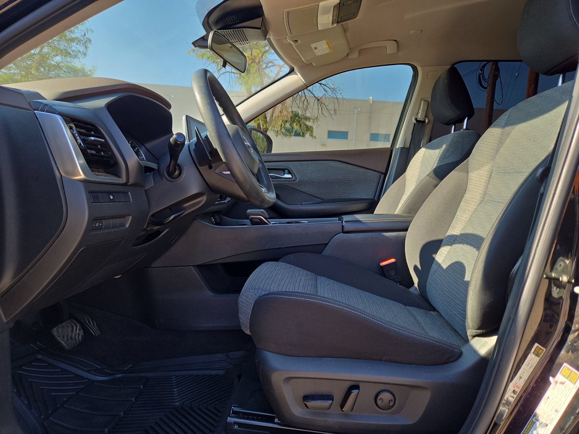 Used 2022 Nissan Rogue SV FWD image 16