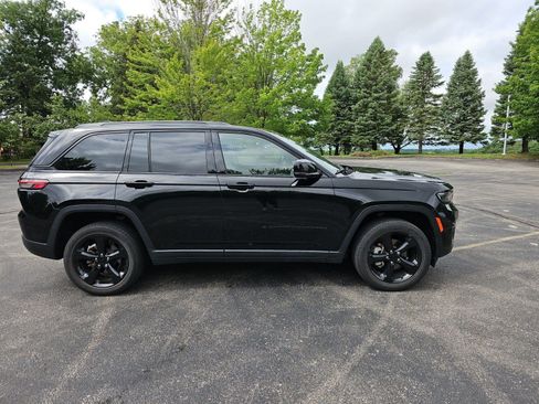 Used 2023 Jeep Grand Cherokee Limited w/ Black Appearance Package AWD/4WD image 7