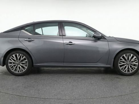 Used 2025 Nissan Altima 2.5 SV FWD image 11
