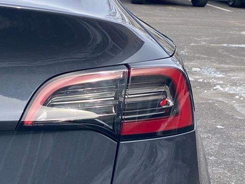 Used 2022 Tesla Model Y Long Range image 18