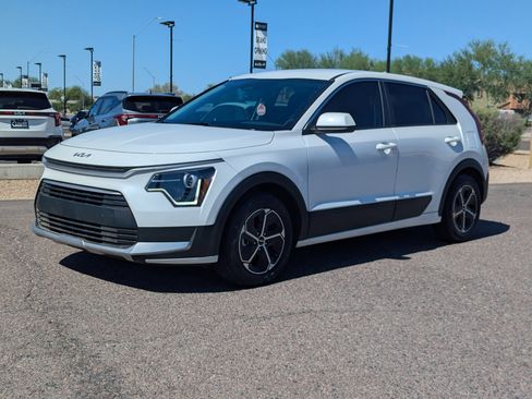 Used 2024 Kia Niro LX image 6