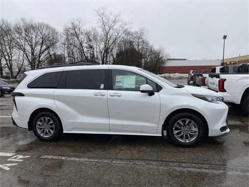 New 2026 Toyota Sienna XLE image 2