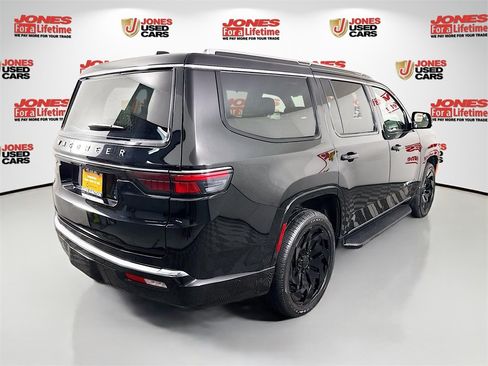 Used 2024 Jeep Wagoneer Base w/ Premium Group I image 18