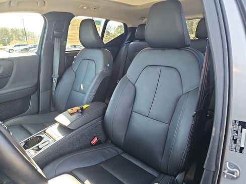 Used 2025 Volvo XC40 B5 Plus image 20
