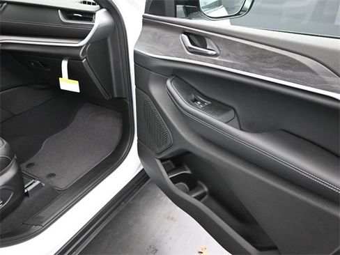 New 2025 Jeep Grand Cherokee L Limited w/ Black Appearance Package image 27