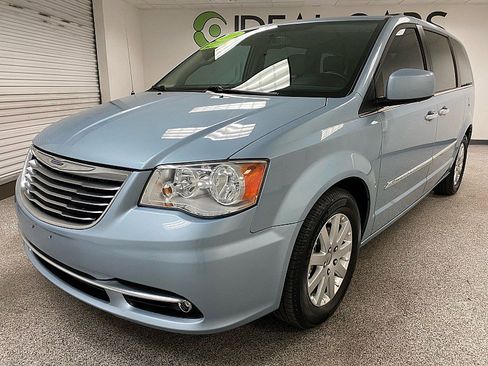 Used 2016 Chrysler Town & Country Touring w/ Driver Convenience Group image 1