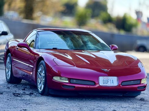 Used 2001 Chevrolet Corvette Coupe w/ Preferred Equipment Group2 RWD image 2