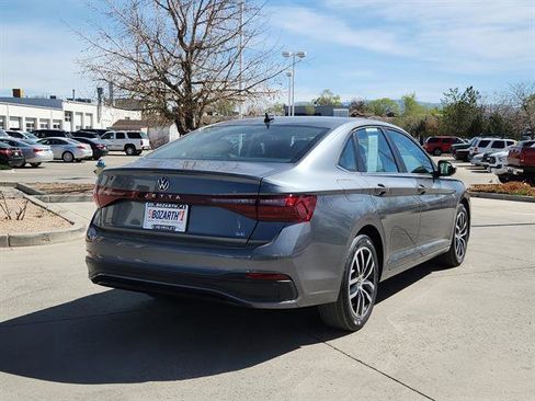 Used 2025 Volkswagen Jetta SE image 3