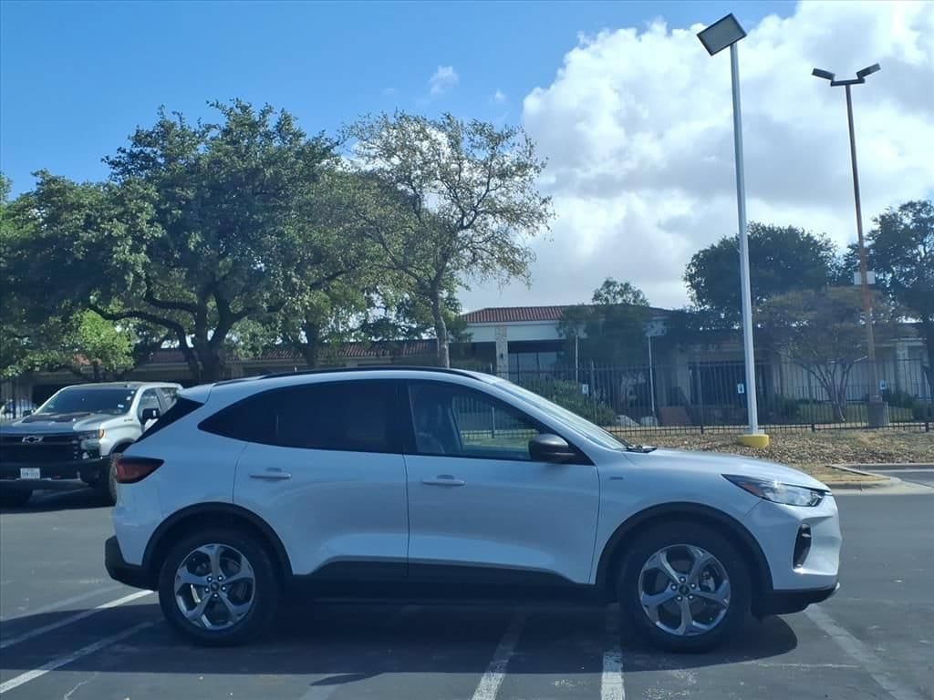 Used 2025 Ford Escape ST-Line FWD image 3