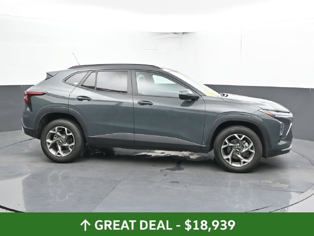 Used 2025 Chevrolet Trax LT FWD image 4