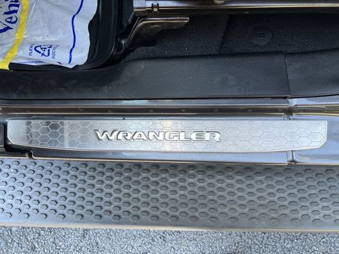 Used 2018 Jeep Wrangler Unlimited Sahara image 15