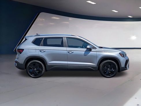 Certified 2025 Volkswagen Taos SE image 2