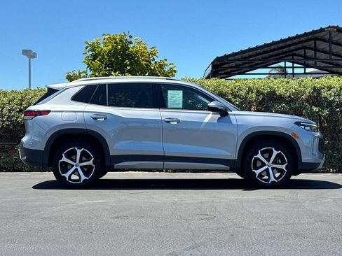 Used 2025 Volkswagen Tiguan SE AWD/4WD image 3