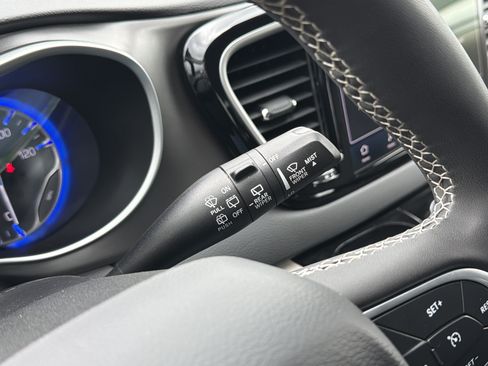 Used 2023 Chrysler Pacifica Touring-L FWD image 19