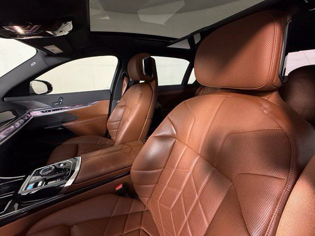 Used 2024 BMW i7 xDrive60 AWD/4WD image 17