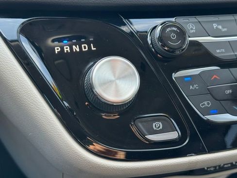 Used 2022 Chrysler Pacifica Touring-L image 16