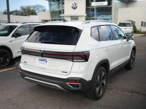 Used 2025 Volkswagen Taos SE w/ Panoramic Sunroof Package AWD/4WD image 8