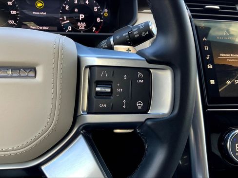 Used 2024 Land Rover Discovery Metropolitan Edition image 24