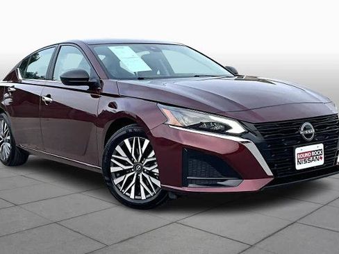 Certified 2025 Nissan Altima 2.5 SV image 3