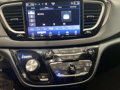 Used 2025 Chrysler Pacifica Select FWD image 17