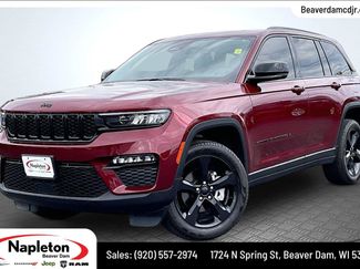 Used 2023 Jeep Grand Cherokee Limited w/ Black Appearance Package AWD/4WD video 1