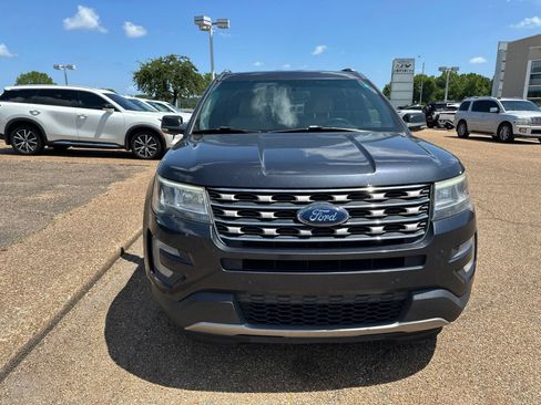Used 2017 Ford Explorer XLT w/ Equipment Group 202A FWD image 3