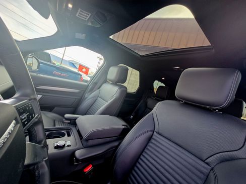 Used 2025 Land Rover Discovery Dynamic SE image 21