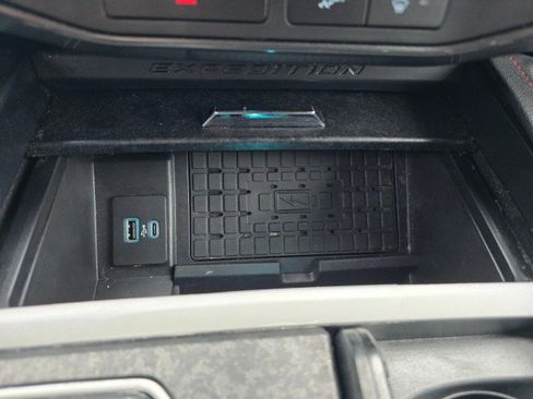 Used 2022 Ford Expedition Max Limited image 35