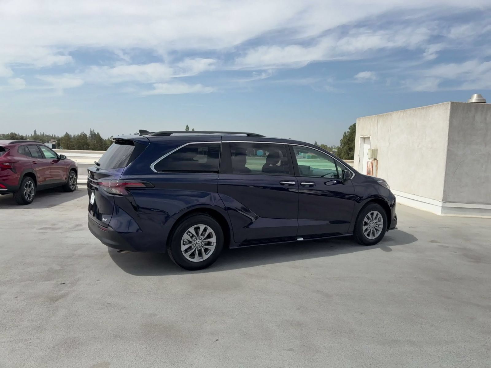 Used 2025 Toyota Sienna XLE FWD image 14