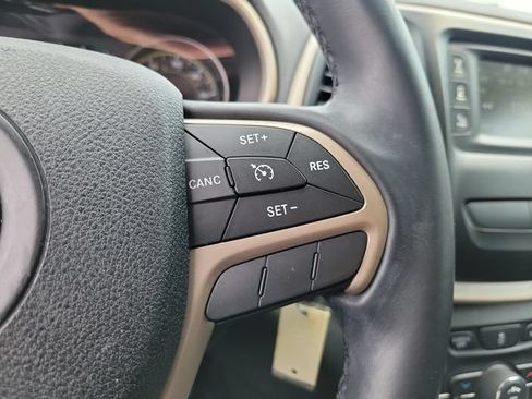 Used 2017 Jeep Cherokee Latitude AWD/4WD image 22
