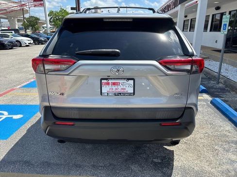 Used 2019 Toyota RAV4 XLE w/ Convenience Package AWD/4WD image 4