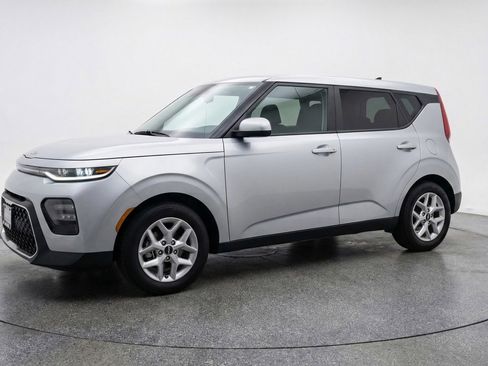 Used 2025 Kia Soul LX w/ LX Technology Package FWD image 3