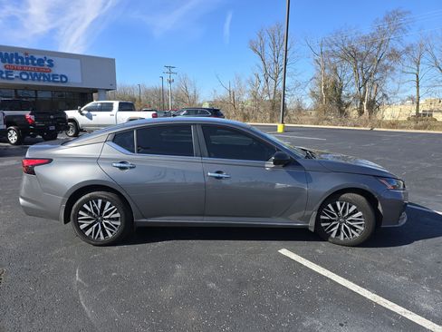 Used 2024 Nissan Altima 2.5 SV image 13