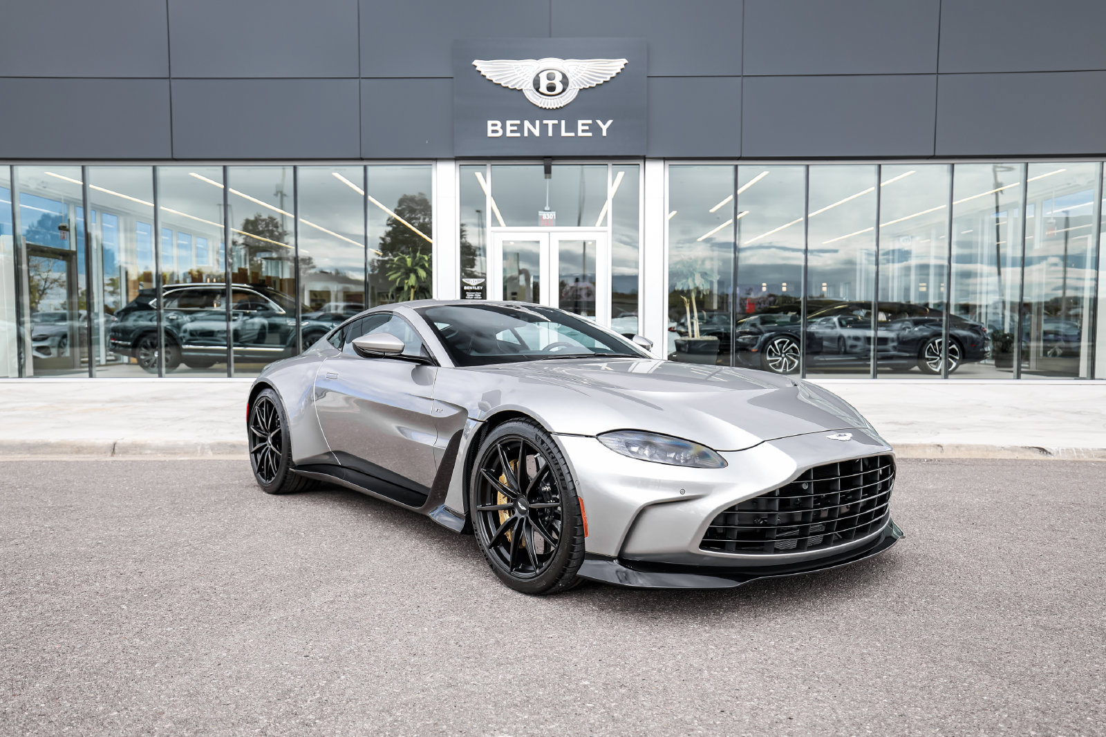 Used 2023 Aston Martin V12 Vantage RWD image 18