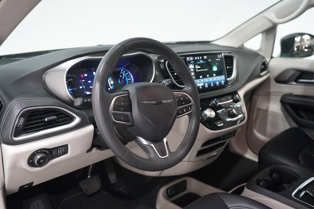 Used 2023 Chrysler Pacifica Touring-L FWD image 16