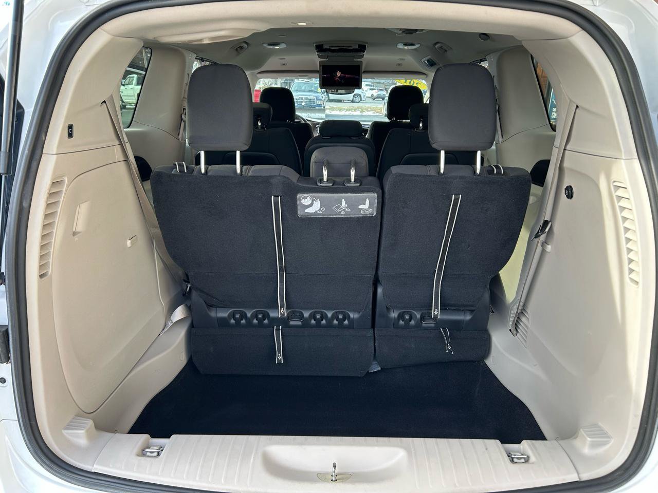 Used 2019 Chrysler Pacifica Touring Plus w/ Tire & Wheel Group FWD image 21