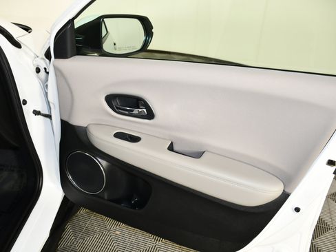 Used 2018 Honda HR-V EX image 38