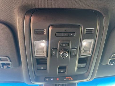 Used 2023 GMC Yukon XL SLT w/ SLT Premium Package image 19