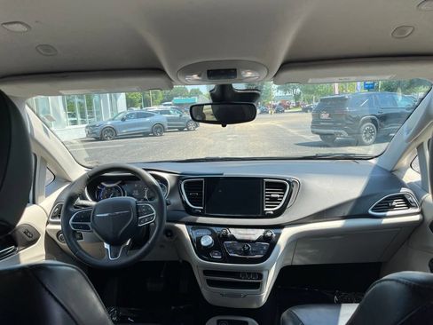 Used 2023 Chrysler Pacifica Touring-L FWD image 56